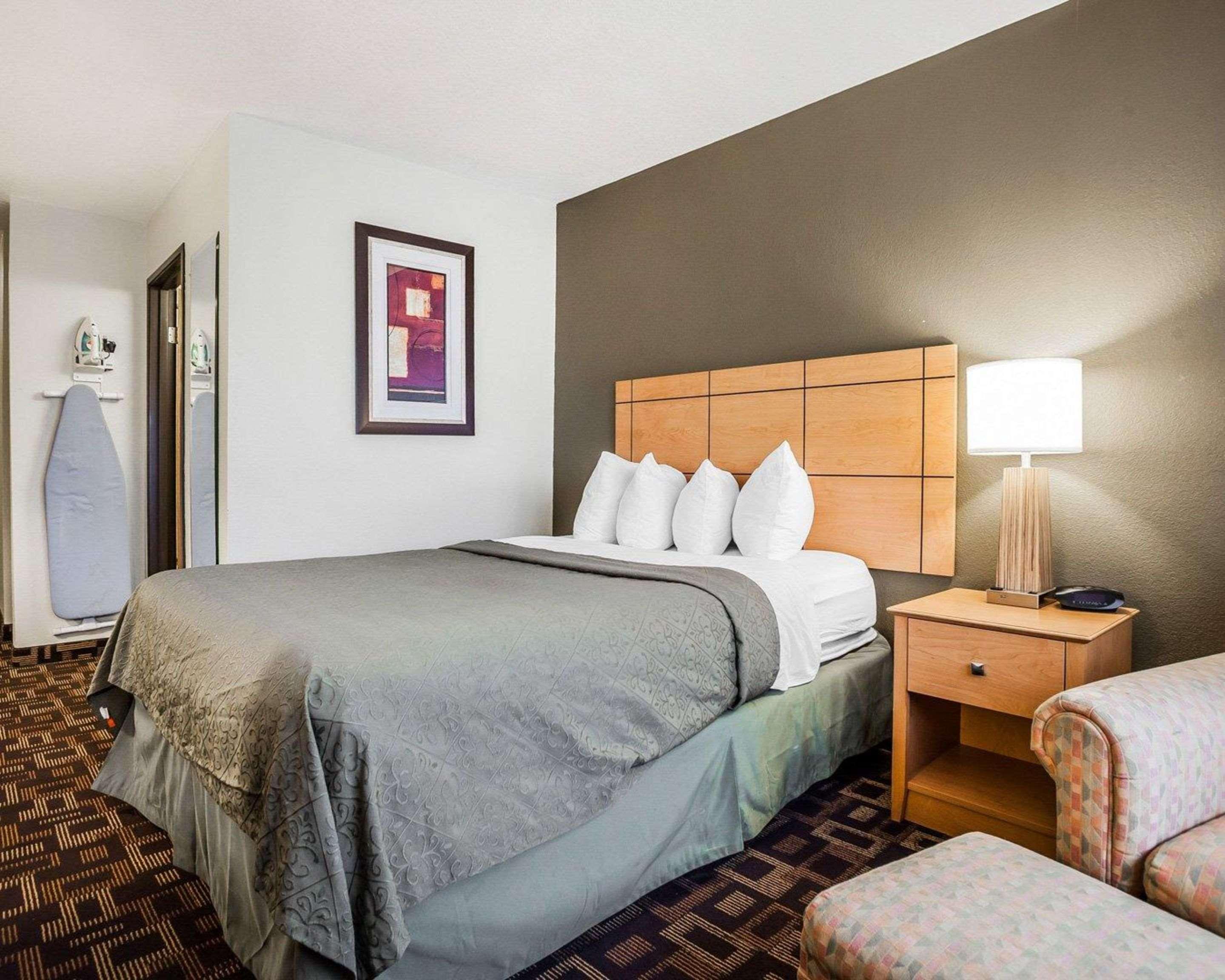 Quality Inn & Suites Des Moines Airport Buitenkant foto