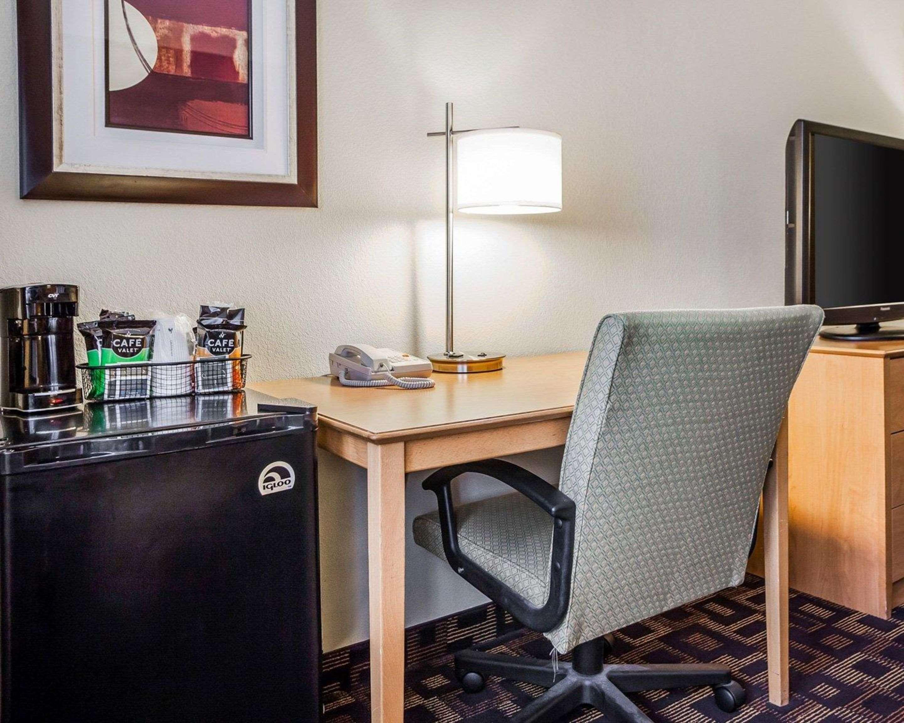 Quality Inn & Suites Des Moines Airport Buitenkant foto