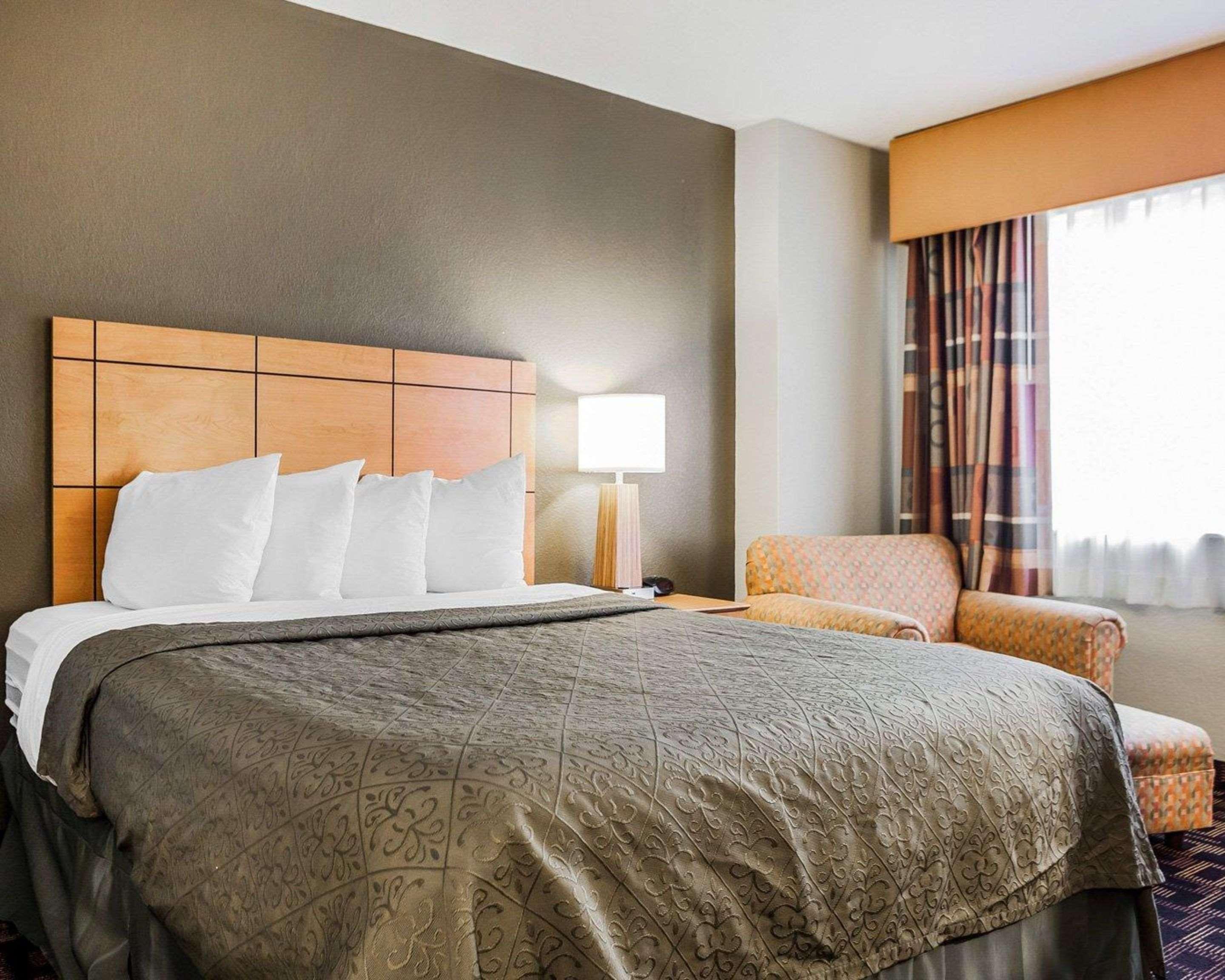 Quality Inn & Suites Des Moines Airport Buitenkant foto
