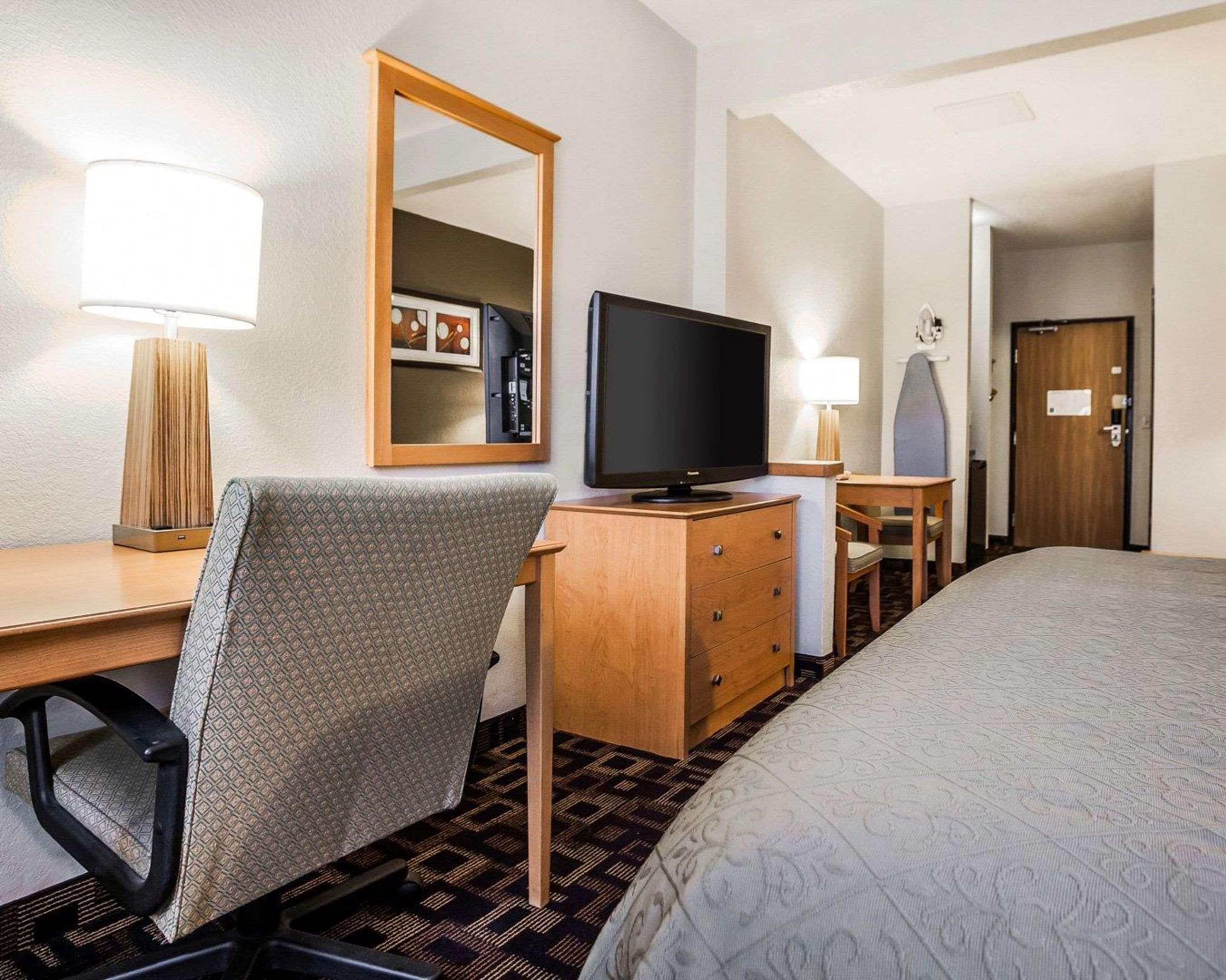 Quality Inn & Suites Des Moines Airport Buitenkant foto
