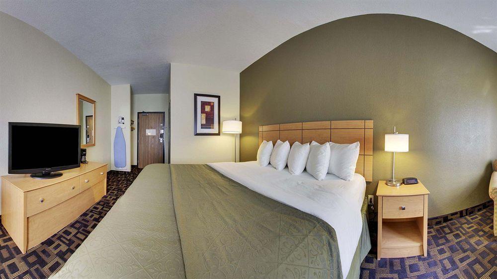 Quality Inn & Suites Des Moines Airport Buitenkant foto